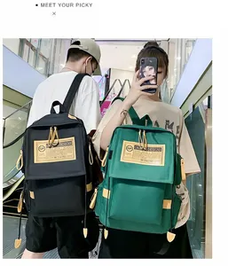Dettaglio di zaini casual in nylon nero e verde bosco con cerniere gialle a contrasto