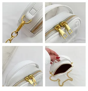 Dettagli della mini borsa in pelle bianca testurizzata con catena oro e fodera