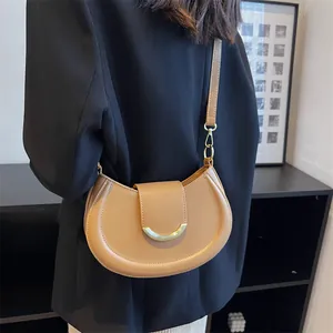 Französische Satteltasche in Braun aus Leder mit goldenem Metallverschluss