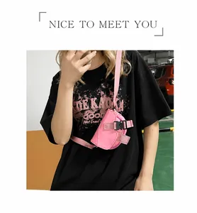 Dettaglio mini borsa a tracolla in nylon rosa con fibbia nera indossata da modella