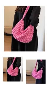 Vues détaillées d'un sac hobo rose en tissu gaufré avec un design plissé tendance