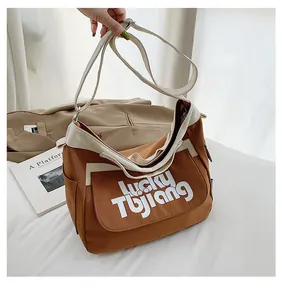 Dettaglio della borsa in tela marrone vintage con bordi bianchi e logo Lucky TUJIANG
