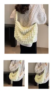 Détail de la texture bulle et de la large bandoulière du sac à bandoulière jaune clair