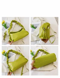 Viste dettagliate della borsa a tracolla verde chiaro con dettagli plissettati