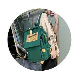 Vista dettagliata del grande zaino in tela verde vintage con tasche laterali funzionali