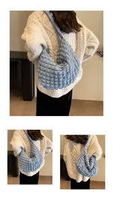 Détail du tissu à texture bulle bleu ciel montrant la finition de ce sac à bandoulière