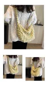 Détail du sac Hobo jaune clair à texture popcorn avec large bandoulière plissée