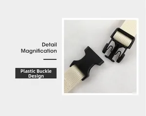 Dettaglio della fibbia in plastica resistente e del cinturino in nylon bianco sporco