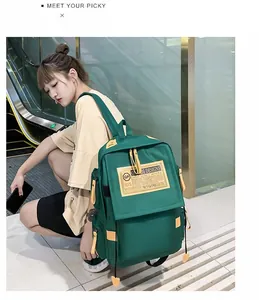 Dettaglio dello zaino verde bosco con accenti gialli indossato da un modello in centro