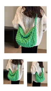 Détail du sac hobo vert vif avec texture popcorn et tissu plissé élastique tendance