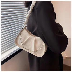 Borsa a spalla bianca plissettata con catena floreale argentata sulla spalla