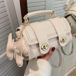 Borsa Boston bianco crema con fibbie dorate, bordi ricamati e grazioso ciondolo a cane