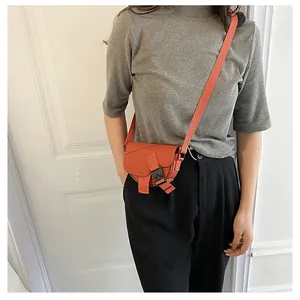 Mini borsa a tracolla arancione in nylon con fibbia in plastica e tracolla larga sportiva