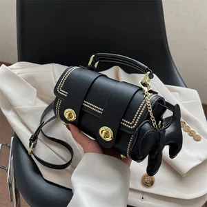 Borsa a secchiello cilindrica in pelle nera alla moda con dettagli dorati e ciondolo