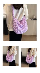 Détail du tissu à texture bulles violette et de la large bandoulière du sac hobo