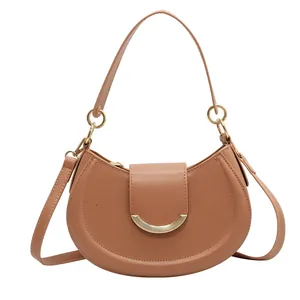Borsa a spalla minimalista color cammello con fibbia a mezzaluna in metallo dorato