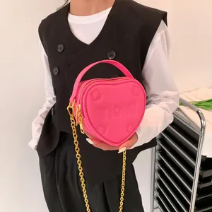 Borsa a mano rosa a forma di cuore con catena dorata e logo TIOMI goffrato da donna