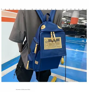 Dettaglio dello zaino in nylon blu navy con cerniere gialle e vista della tasca laterale