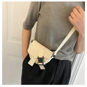 Vista dettagliata della mini borsa a tracolla in nylon beige con chiusura a fibbia nera