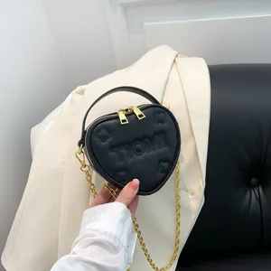 Borsa a mano nera a forma di cuore con goffratura TIOMI e catena dorata lucida