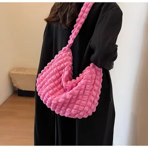 Détail du tissu froncé rose vif d'un sac à bandoulière tendance pour femme avec texture bulles