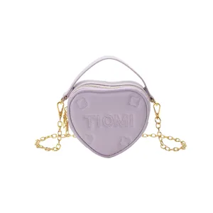 Borsa a mano alla moda a forma di cuore lavanda con catena dorata e dettagli a rilievo