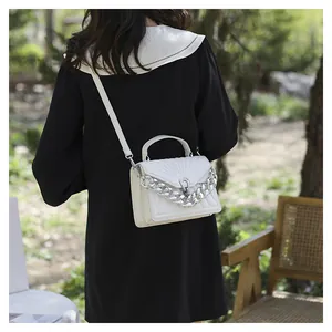 Vista street style di una borsa a tracolla trapuntata bianca con catena d'argento