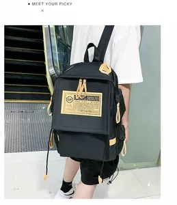 Dettaglio di uno zaino in nylon nero con accenti kaki ed etichetta tessuta stile retrò