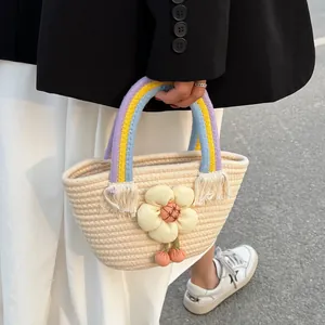 Borsa tote in paglia intrecciata a mano con manici arcobaleno e ciondolo a fiore