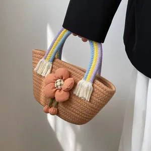 Borsa a mano in paglia intrecciata con manico arcobaleno e dettaglio floreale rosa