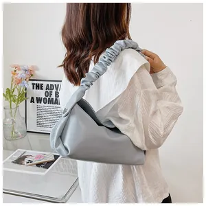 Borsa a spalla azzurra da donna con tracolla ampia arricciata in morbida ecopelle moda