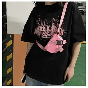 Mini borsa a tracolla rosa in nylon con fibbia nera indossata da una modella