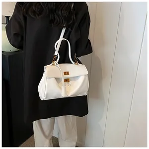 Borsa tote moderna bianca indossata dalla modella per un look casual e da ufficio