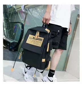 Zaino outdoor nero con etichetta tessuta vintage e tiretti delle cerniere marrone chiaro