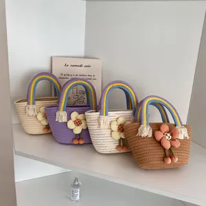 Mini borse in paglia intrecciata con manici arcobaleno e ciondoli a fiore in 4 colori