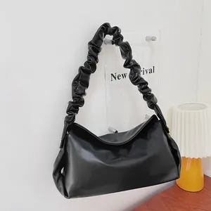 Elegante borsa a tracolla nera con volant e design a nuvola in pelle sintetica opaca