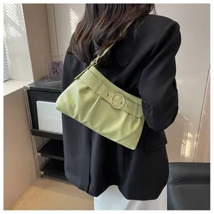 Vista posteriore dettagliata di una borsa a nuvola plissettata verde chiaro a spalla