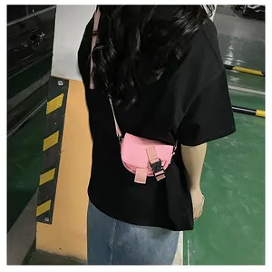 Dettaglio della mini borsa a tracolla in nylon rosa con fibbia nera e cinturino