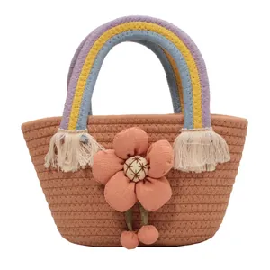 Borsa a mano intrecciata arancione-rosa con manici arcobaleno e grande fiore decorativo
