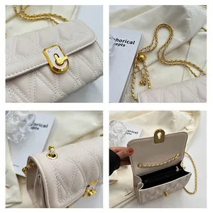 Dettagli della borsa trapuntata beige con chiusura dorata e tracolla a catena