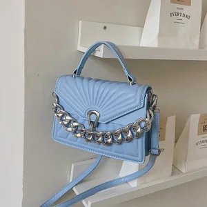 Borsa a tracolla trapuntata azzurra con catena d'argento e fibbia a ferro di cavallo