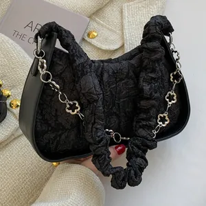 Borsa sottobraccio plissettata stile francese nera con catena a fiori e finiture in pelle