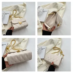 Dettagli della borsa trapuntata beige con chiusura dorata e tracolla a catena