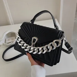 Borsa a tracolla nera con rilievo, catena d'argento e chiusura a scatto metallica