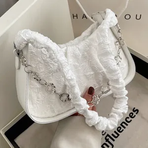 Borsa a spalla bianca a mezzaluna con catena a fiori argento e tracolla morbida
