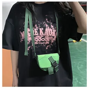 Dettaglio della mini borsa a tracolla in nylon verde con fibbia nera e cinturino