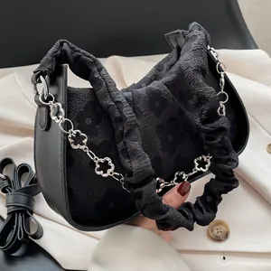 Borsa a mezzaluna nera stile francese con goffratura floreale e manico pieghettato