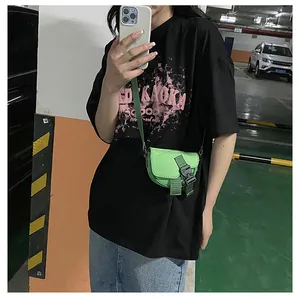 Vista indossata di una mini borsa a tracolla in nylon verde acceso con fibbia in plastica