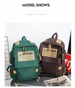 Dettagli di zaini in tela vintage verde e marrone con grande capacità e tasche multiple