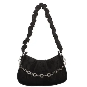 Borsa sottoascellare nera a pieghe stile francese con catena floreale argentata